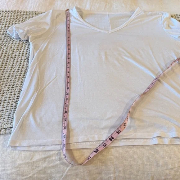 ALO YOGA Motion Short Sleeve V-Neck Tee in White sz L EUC - Picture 5 of 5